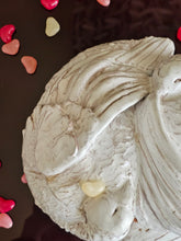 Load image into Gallery viewer, Contenitore in terracotta con due uccellini abbracciati - prodotto realizzato a mano