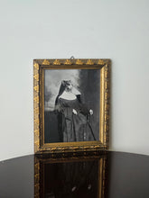Load image into Gallery viewer, Stampa Suor Tigrotta con cornice d'epoca - Marvellini