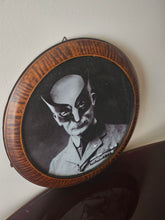 Load image into Gallery viewer, Stampa "Wolverine Baffo" con cornice rotonda d'epoca - Marvellini
