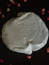 Load image into Gallery viewer, Contenitore in terracotta con due uccellini abbracciati - prodotto realizzato a mano