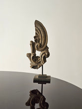 Load image into Gallery viewer, Fregio ligneo barocco con piedistallo