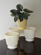 Load image into Gallery viewer, Cachepot in plastica anni '70 di provenienza francese (bianco)