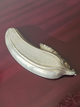 Load image into Gallery viewer, Vassoio centrotavola a forma di banana placcato argento, anni '70