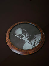 Load image into Gallery viewer, Stampa "Wolverine Baffo" con cornice rotonda d'epoca - Marvellini