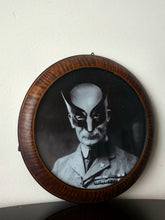 Load image into Gallery viewer, Stampa "Wolverine Baffo" con cornice rotonda d'epoca - Marvellini