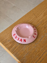 Load image into Gallery viewer, Posacenere vintage in ceramica rosa Evian