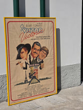 Load image into Gallery viewer, Grande poster d'epoca (prima edizione 1982) con locandina del film Victor Victoria