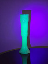 Load image into Gallery viewer, Vaso in vetro all'uranio opalino menta con decorazione floreale