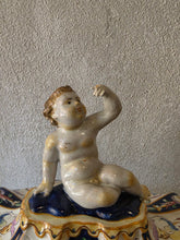 Load image into Gallery viewer, Cofanetto in maiolica policrona con decorazione fitta a grottesche e putto in cima