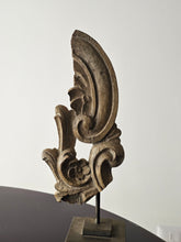 Load image into Gallery viewer, Fregio ligneo barocco con piedistallo