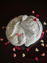 Load image into Gallery viewer, Contenitore in terracotta con due uccellini abbracciati - prodotto realizzato a mano