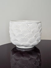 Load image into Gallery viewer, Copri vaso cachepot in ceramica smaltata bianca