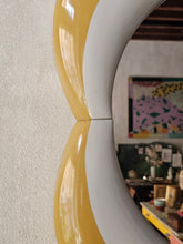 Load image into Gallery viewer, Specchio in ceramica a forma di fiore anni '60