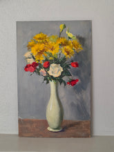 Load image into Gallery viewer, Vaso di fiori giallo e rosso con vaso bianco