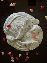 Load image into Gallery viewer, Contenitore in terracotta con due uccellini abbracciati - prodotto realizzato a mano