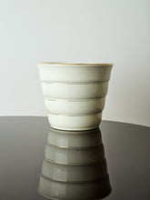 Load image into Gallery viewer, Copri vaso cachepot in ceramica smaltata rigata