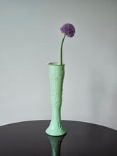 Load image into Gallery viewer, Vaso in vetro all'uranio opalino menta con decorazione floreale