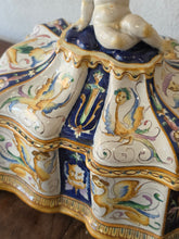 Load image into Gallery viewer, Cofanetto in maiolica policrona con decorazione fitta a grottesche e putto in cima