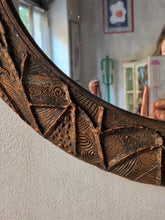Load image into Gallery viewer, Specchio vintage artigianale in legno intagliato effetto rame
