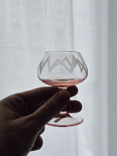 Load image into Gallery viewer, Sei bicchierini in cristallo con decorazione varia sabbiata a mano anni '90