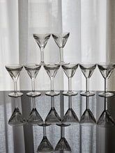 Load image into Gallery viewer, Bicchieri "ingannatori" o "del ladro" Francia - prima metà del '900