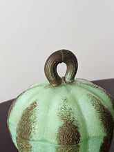 Load image into Gallery viewer, Oggetti decorativi e da tavola in vetro opalino, Francia anni '20