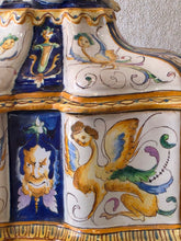 Load image into Gallery viewer, Cofanetto in maiolica policrona con decorazione fitta a grottesche e putto in cima