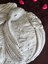 Load image into Gallery viewer, Contenitore in terracotta con due uccellini abbracciati - prodotto realizzato a mano