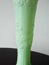 Load image into Gallery viewer, Vaso in vetro all'uranio opalino menta con decorazione floreale