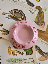 Load image into Gallery viewer, Posacenere vintage in ceramica rosa Evian