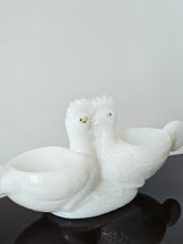 Load image into Gallery viewer, Oggetti decorativi e da tavola in vetro opalino, Francia anni '20