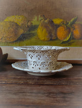 Load image into Gallery viewer, Crespina in maiolica traforata a pizzo (XIX/XX secolo)