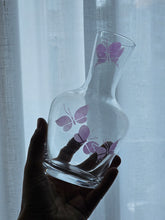 Load image into Gallery viewer, Bottiglia da notte con bicchiere sabbiata a mano anni '90