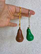 Load image into Gallery viewer, Portachiavi in plastica vintage (pera)