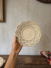 Load image into Gallery viewer, Crespina in maiolica traforata a pizzo (XIX/XX secolo)
