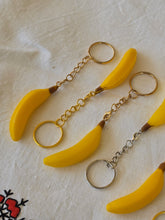 Load image into Gallery viewer, Portachiavi in plastica vintage (banana)