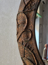 Load image into Gallery viewer, Specchio vintage artigianale in legno intagliato effetto rame