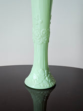 Load image into Gallery viewer, Vaso in vetro all'uranio opalino menta con decorazione floreale