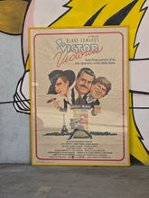 Load image into Gallery viewer, Grande poster d'epoca (prima edizione 1982) con locandina del film Victor Victoria