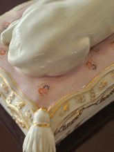 Load image into Gallery viewer, Scatola in porcellana tedesca con cane levriero