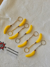 Load image into Gallery viewer, Portachiavi in plastica vintage (banana)
