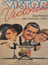 Load image into Gallery viewer, Grande poster d'epoca (prima edizione 1982) con locandina del film Victor Victoria
