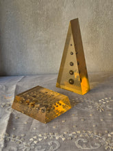 Load image into Gallery viewer, Coppia di sculture in plexiglass con inclusioni metalliche anni '70
