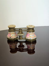Load image into Gallery viewer, Binocoli da teatro in ottone, bachelite, madreperla, smalti - primi &#39;900

