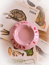 Load image into Gallery viewer, Posacenere vintage in ceramica rosa Evian
