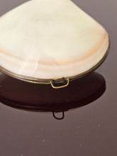 Load image into Gallery viewer, Scatolina conchiglia con chiusura in ottone anni &#39;50
