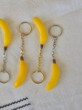 Load image into Gallery viewer, Portachiavi in plastica vintage (banana)
