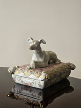 Load image into Gallery viewer, Scatola in porcellana tedesca con cane levriero
