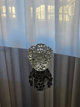 Load image into Gallery viewer, Posacenere in vetro con rostri
