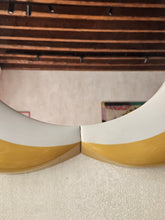 Load image into Gallery viewer, Specchio in ceramica a forma di fiore anni '60
